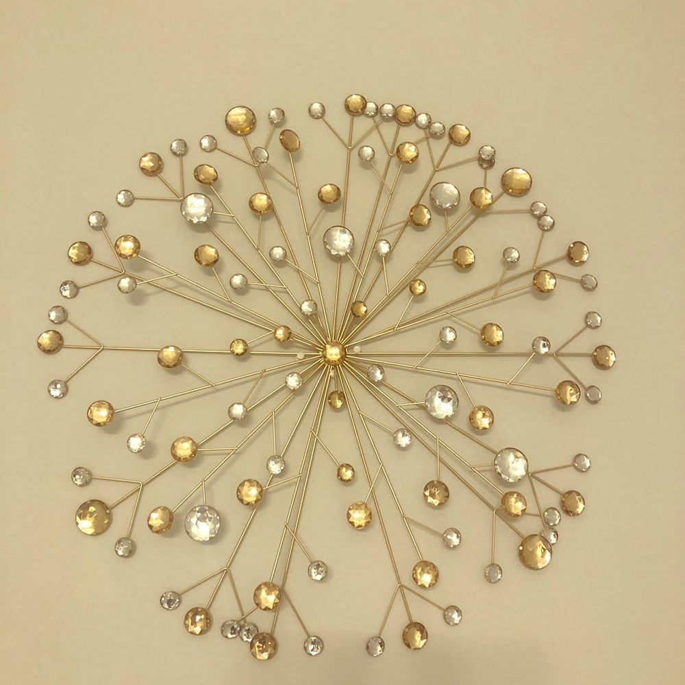 Good and silve accent wall decor
